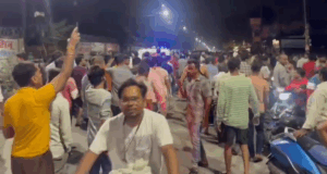 हादसे के बाद खड़े हुए राहगीर 